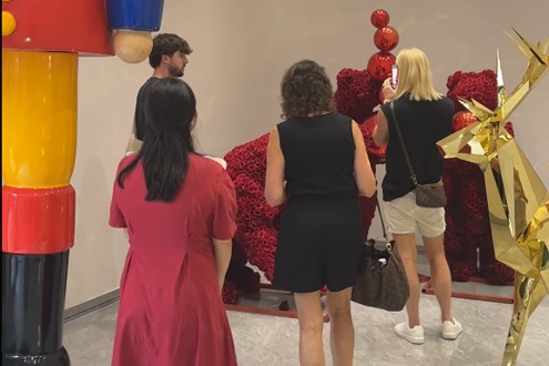 Visiting the fiberglass exhibition hall Visiting the fiberglass exhibition hall